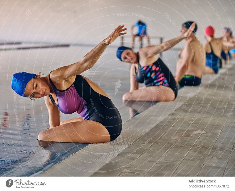 Gesellschaft von Menschen, die sich beim Wassergymnastik üben Aerobic Unternehmen Ausbilderin Trainerin Pool Übung Beckenrand Training Aktivität Gesundheit