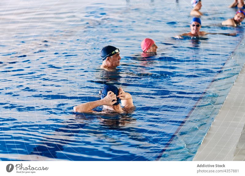 Gesellschaft von Menschen im Schwimmbad beim Wassergymnastik-Training Aerobic Unternehmen schwimmen Pool Übung Menschengruppe Klasse aqua Aktivität Gesundheit