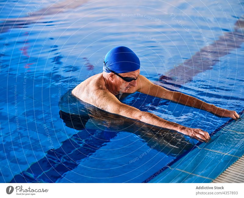 Mann im Schwimmbad beim Wassergymnastik-Training Aerobic reif Unternehmen schwimmen Pool Übung Klasse aqua Aktivität Gesundheit üben Körper Wellness Vitalität
