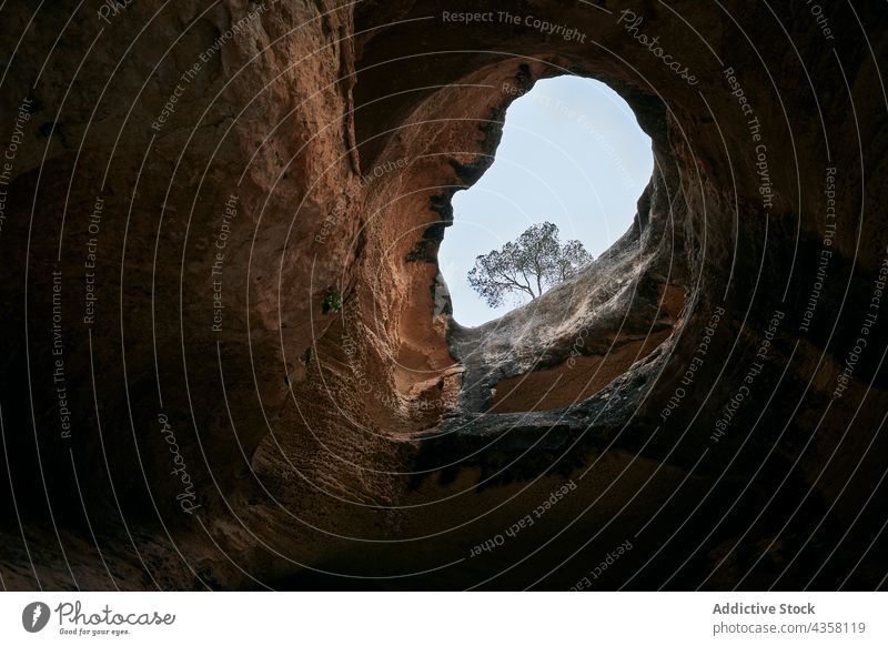Höhle in felsigem Berg gegen bewölkten Himmel Berge u. Gebirge Golfloch Felsen Natur Formation erstaunlich Landschaft majestätisch berg arabi murcia Spanien