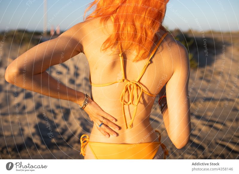 Anonyme Frau am Strand stehend Bikini passen Rücken bewerben Bräune Lotion Sommer Sonnenschutz Urlaub MEER reisen Rückansicht Feiertag blass anonym jung