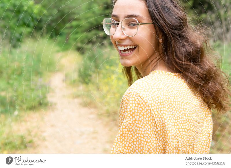 Unbeschwerte Frau beim Spaziergang im Sommerpark Park Kleid Lächeln heiter sorgenfrei genießen schlendern Freude Natur Stil positiv charmant Glück Optimist froh