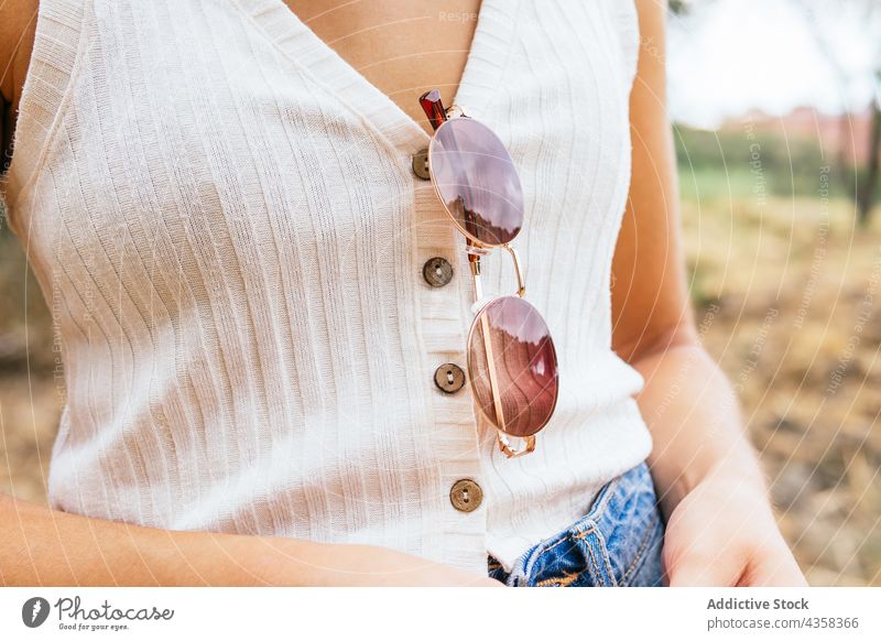Anonyme Frau mit Sonnenbrille auf dem Hemd Mode Model Person jung Mädchen schön Sommer Brille posierend stylisch weiß Erwachsener Konzept Hand Feiertag