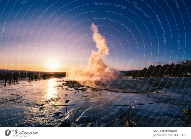 Geysir Strokkur kurz vor der Erruption im Gegenlicht der Morgensonne, Island im Winter isländisch Golden Circle Landschaft Attraktion Sehenswürdigkeit Eis