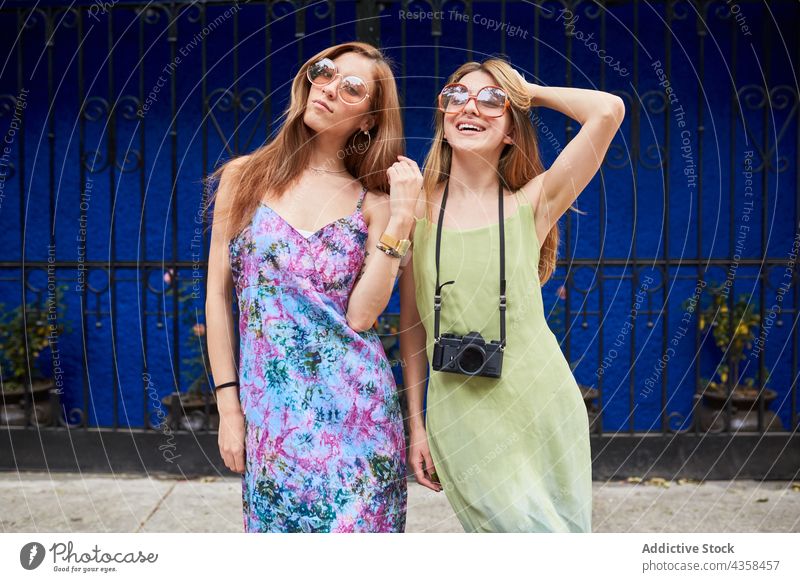 Charmante Frauen in Sommerkleidern stehen in der Stadt Freund Straße Stil Kleid Großstadt trendy Sonnenbrille Zusammensein jung urban modern Freundin Outfit