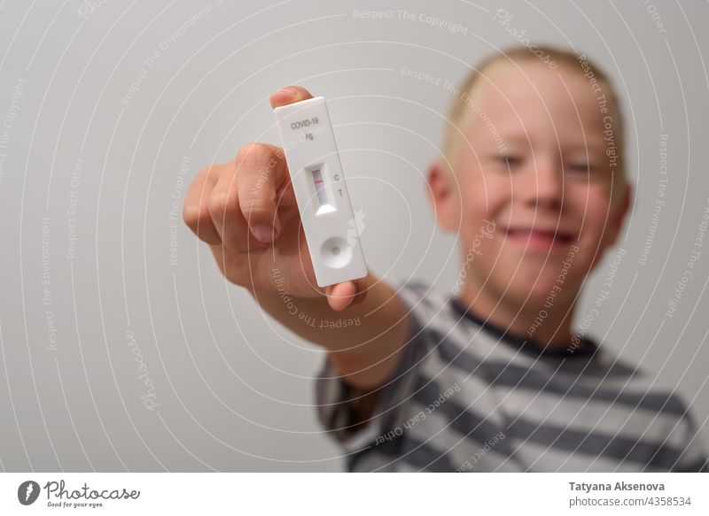 Junge mit negativem Antigen-Covid-Test COVID19 Coronavirus Prüfung Diagnostik Virus reißend Probe Immunität Analysieren schnell Infektion Krankheit Pandemie