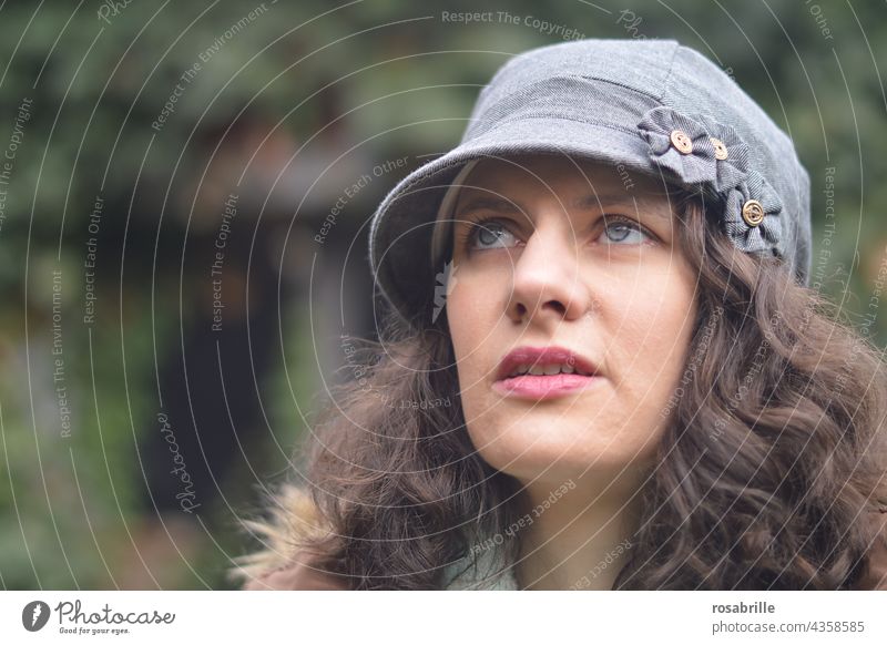 junge Frau mit Mütze schaut nachdenklich nach oben Blick nach oben überlegen erwarten sorgenvoll Sorgen erwartungsvoll Erwartung Porträt Gesicht Mensch