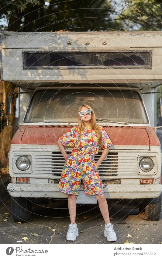 Stilvolle Frau steht in der Nähe von verlassenen Auto in der Stadt gesamt PKW Verlassen Großstadt alt trendy Sommer selbstbewusst jung Mode Outfit ernst schäbig
