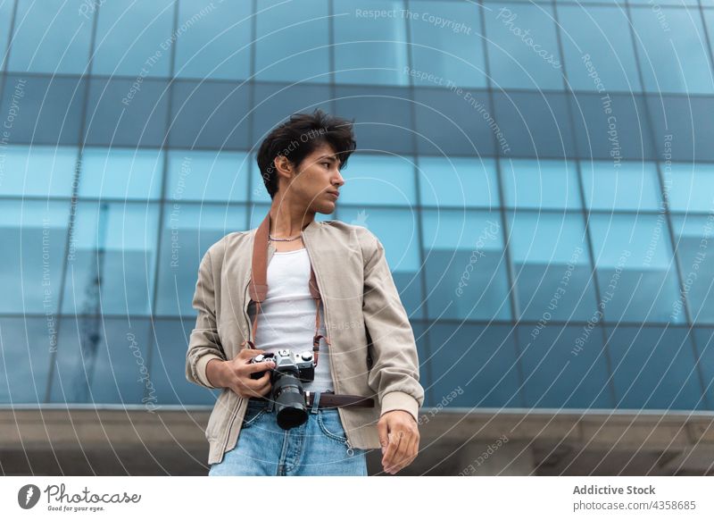 Lateinamerikanischer Fotograf in der Stadt Mann Beteiligung Fotokamera Großstadt Menschen reisen Tourist jung Fotografie Lifestyle Tourismus im Freien Porträt