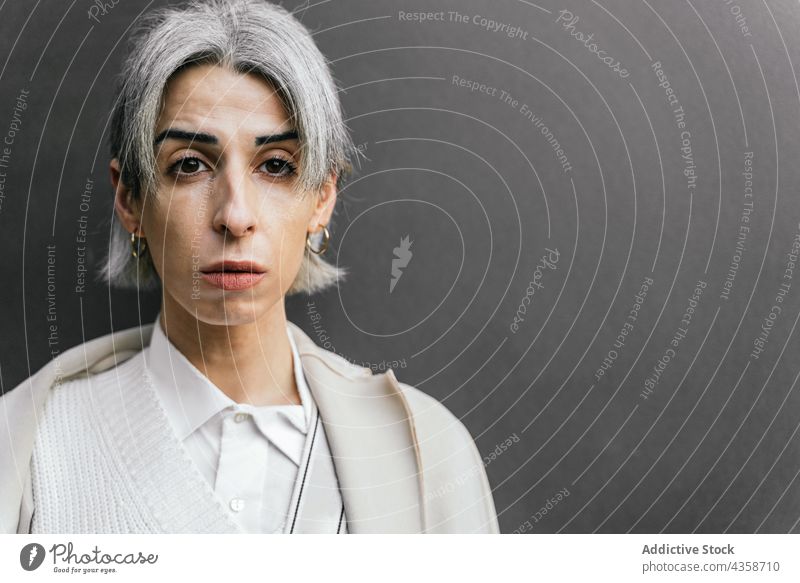 Seriöse Transgender-Frau mit grauem Haar auf der Straße Stil trendy selbstsicher Tastkopf urban lgbt Geschlecht Großstadt selbstbewusst Bestimmen Sie queer