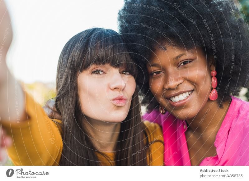 Fröhliche lesbische Frauen beim Selfie Paar lgbt Selbstportrait heiter Partnerschaft unkonventionell multiethnisch rassenübergreifend vielfältig schwarz