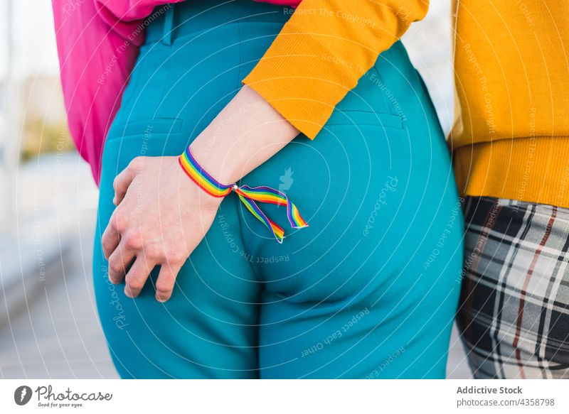 Unbekanntes multiethnisches Paar lesbischer Frauen beim Spaziergang in der Stadt Händchenhalten lgbt Homosexualität schlendern Brücke Großstadt