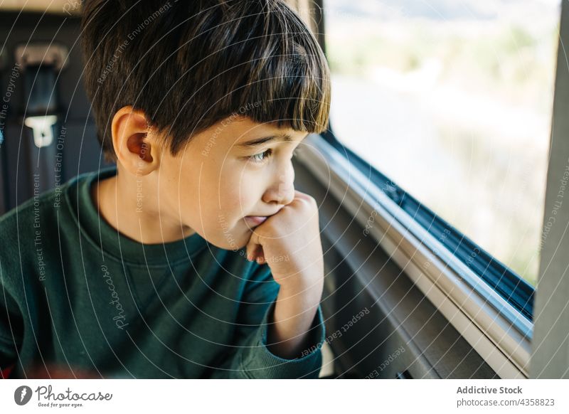 Kleiner Junge schaut aus dem Fenster eines Wohnmobils Kind Urlaub Person Kindheit horizontal männlich Tag Transport Autoreise reisen Erholung Sohn Familie