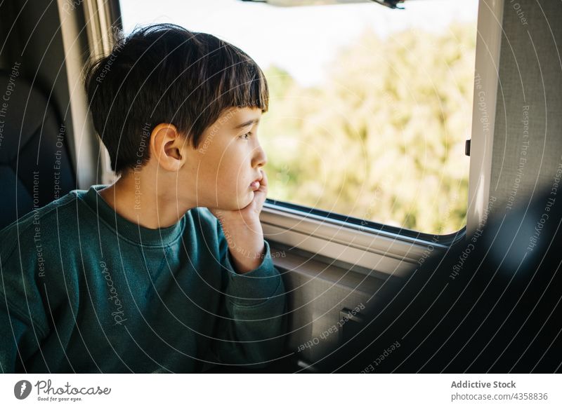 Kleiner Junge schaut aus dem Fenster eines Wohnmobils Kind Urlaub Person Kindheit horizontal männlich Tag Transport Autoreise reisen Erholung Sohn Familie