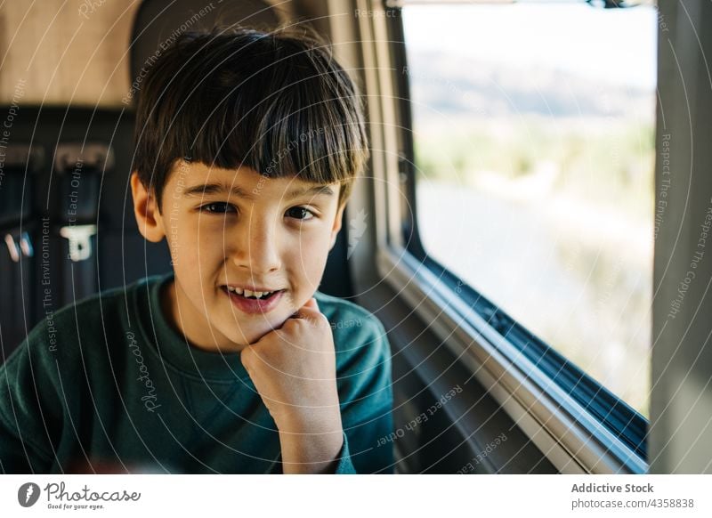 Kleiner Junge sitzt in einem Wohnmobil Kind Person reisen Sitzen Urlaub im Innenbereich Männer Kindheit Tag Reise eine Person Erholung heimwärts Autoreise