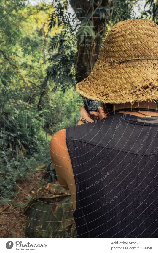 Unbekannter Reisender, der ein Bild mit einer Fotokamera im Wald macht Mann Fotograf reisen fotografieren Sommer Urlaub Gedächtnis Moment Fotografie männlich