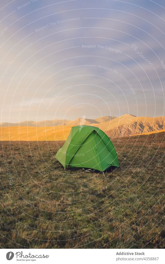 Zelt auf einem Hügel in bergigem Gelände Berge u. Gebirge Lager Campingplatz Hochland Sonnenuntergang Tal Umwelt Gras Wales vereinigtes königreich
