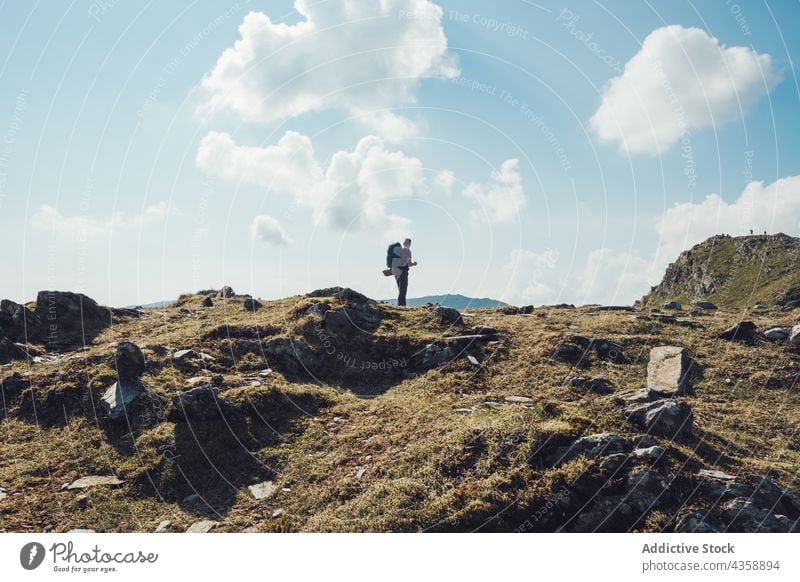 Reisender Mann mit Rucksack steht in felsigen Bergen an einem sonnigen Tag Wanderer Trekking Berge u. Gebirge Hochland Wanderung Fernweh männlich Wales