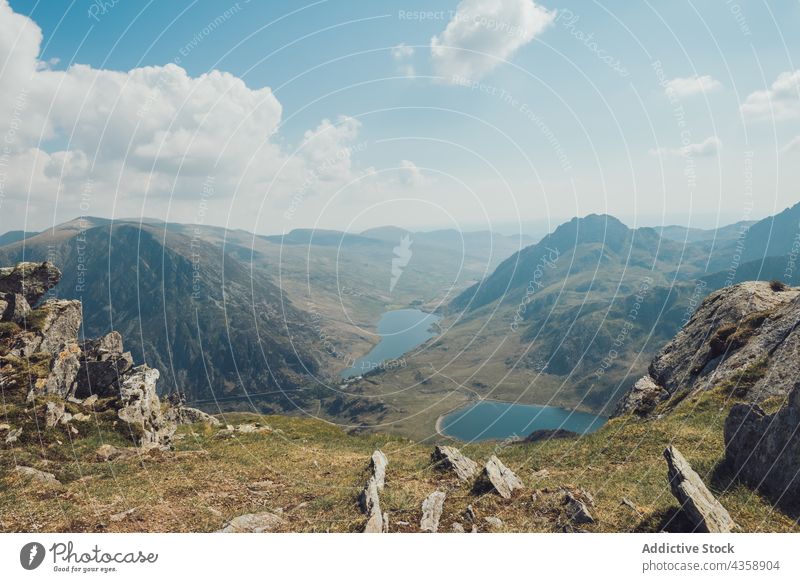 Panoramaaussicht auf Seen und Berge unter blauem Himmel Berge u. Gebirge Landschaft Hochland Teich felsig Kamm Ambitus malerisch Wales vereinigtes königreich