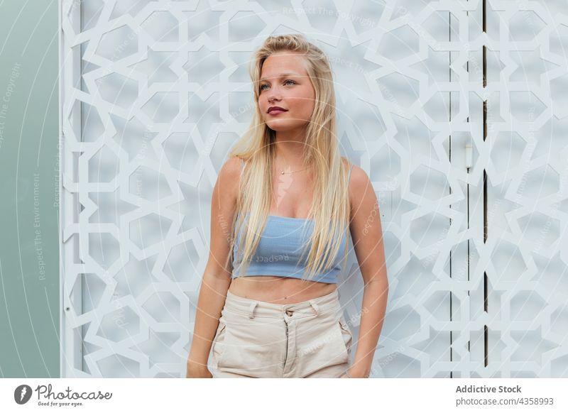 Stilvolle Frau in Sommerkleidung steht auf der Straße Lächeln Großstadt urban Outfit blond Freude Top Stoff Bekleidung Kleidung Kleidungsstück tausendjährig