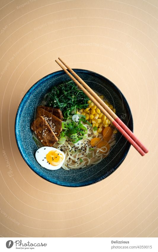 Draufsicht auf eine Schüssel vegetarische Ramen-Nudelsuppe mit Tofu und gekochtem Ei Ramennudeln Nudeln Japanisch Lebensmittel keine Menschen Hintergrund