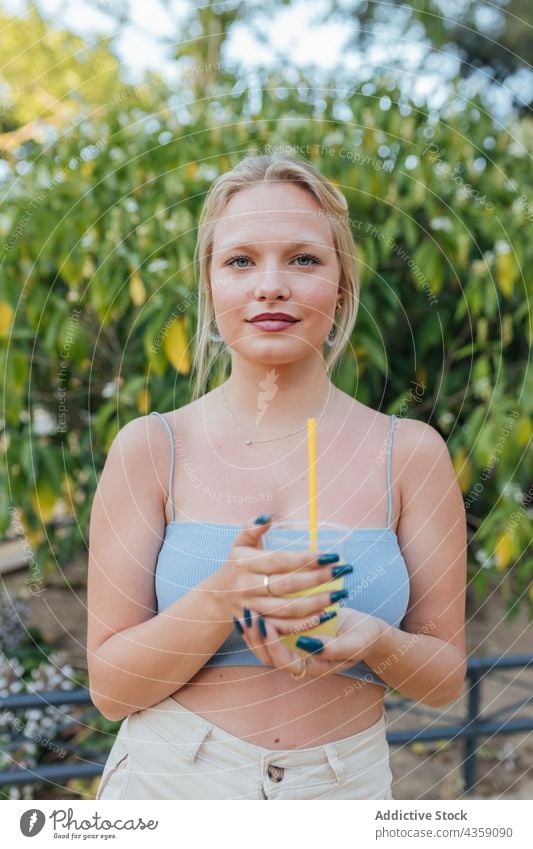 Frau trinkt erfrischenden Sommercocktail im Park trinken Cocktail Limonade Erfrischung kalt Stroh Getränk cool aktualisieren Wochenende geschmackvoll genießen