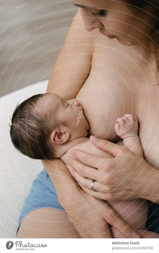 Anonyme Mutter, die ihr Baby in einem Zimmer zu Hause stillt stillen neugeboren heimwärts Liebe Zusammensein Angebot Brust melken Frau Pflege Eltern