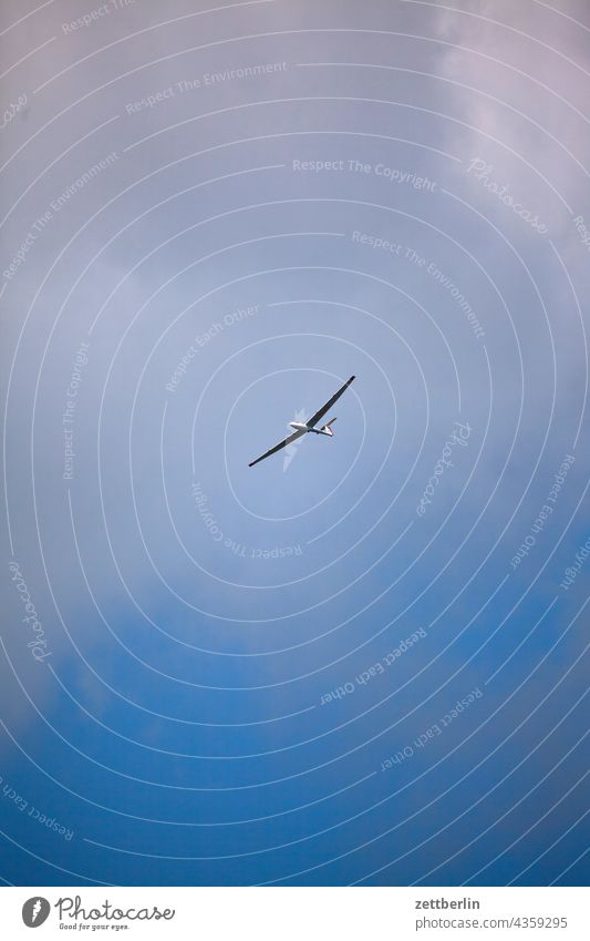 Segelflugzeug ausflug deutschland erholung ferien mittelgebirge natur nordhessen rhön sommer sommerfrische urlaub wasserkuppe himmel wolke segelflugzeug