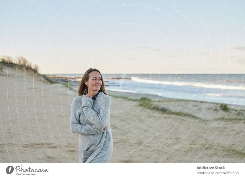 Lächelnde Frau am sandigen Meeresufer im Sommer Strand MEER genießen Sonnenuntergang Abend Urlaub Küste Seeküste Wasser Inhalt sorgenfrei Ufer reisen Sand