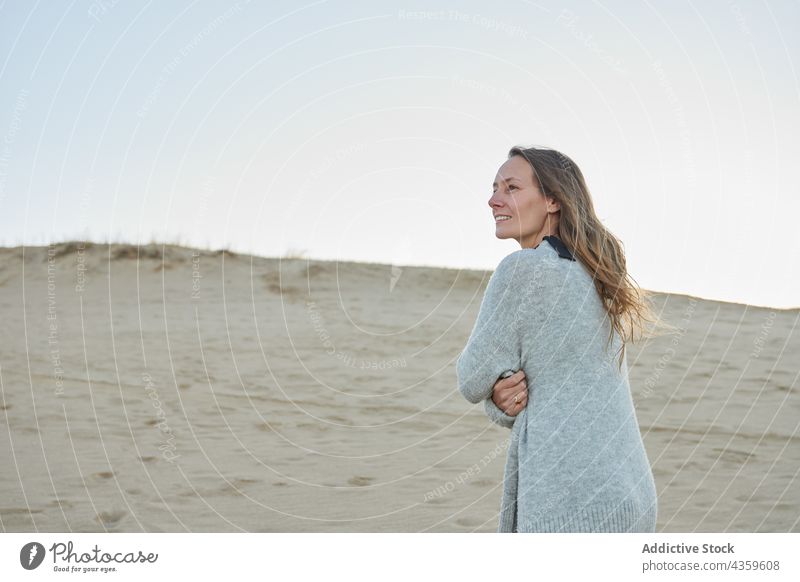 Lächelnde Frau am sandigen Meeresufer im Sommer Strand MEER genießen Sonnenuntergang Abend Urlaub Küste Seeküste Wasser Inhalt sorgenfrei Ufer reisen Sand