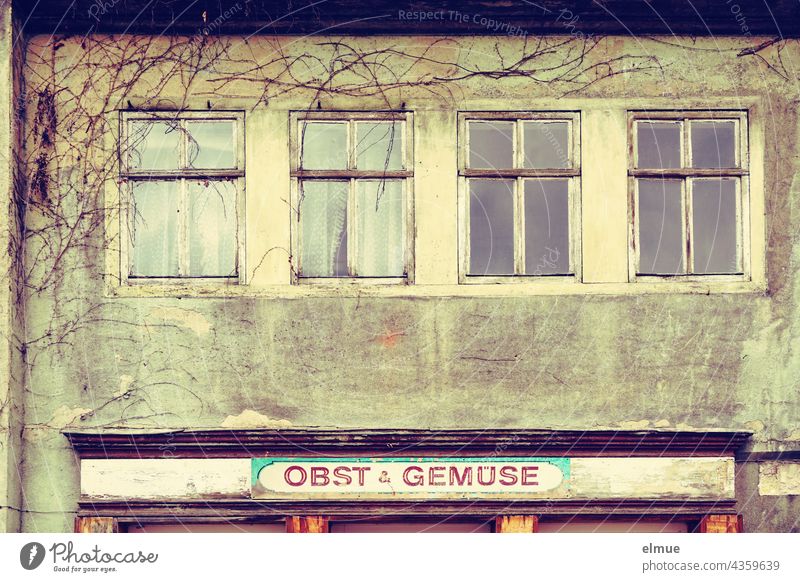 Hausfassade mit vier Fenstern und einem Schild " Obst und Gemüse " / Crosseffekt / Lost Place / Immobilie     / Fassade Krämerladen Obst und Gemüse Laden
