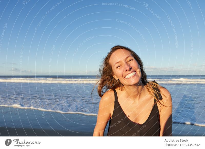 Fröhliche Frau im Kleid am Strand in der Nähe des Meeres MEER Sommer Sand Meeresufer Urlaub Ufer Lächeln Glück Feiertag genießen reisen sorgenfrei