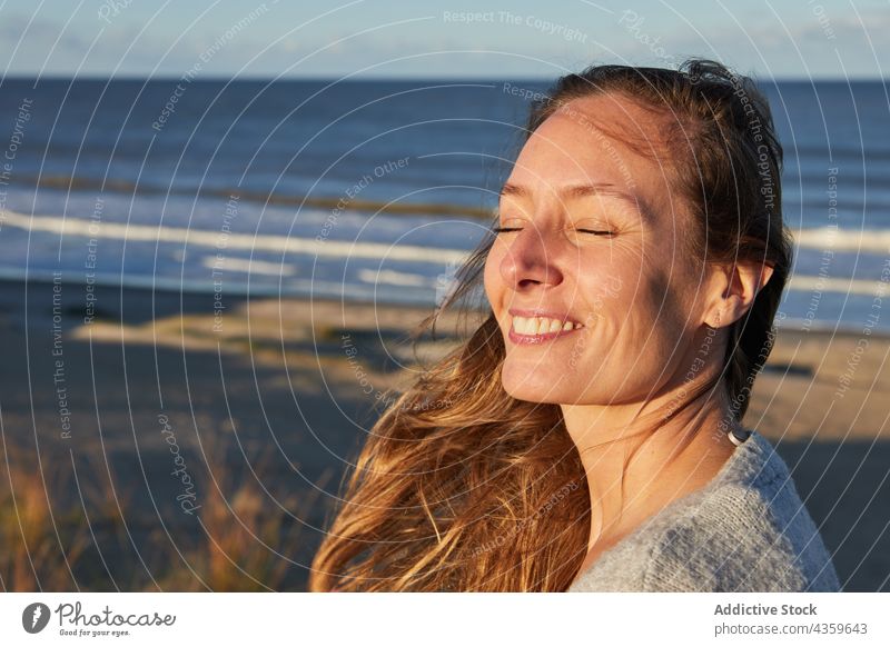 Unbekümmerte Frau am Meeresufer im Sommer Strand MEER Sonnenuntergang sorgenfrei genießen ruhig Harmonie sich[Akk] entspannen Küste Windstille Gelassenheit Ufer