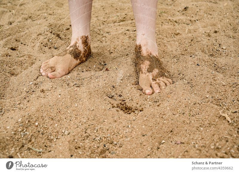 sandige Kinderfüße am Strand Urlaub Sand baden dreckig Füße Fuß Ferien spielen Badestrand See Reise Sommer Meer Barfuß Außenaufnahme