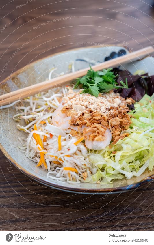 Seitenansicht einer Schüssel mit vietnamesischem Garnelen-Reisnudelsalat mit Stäbchen Vietnamesen Salatbeilage Lebensmittel Gesundheit keine Menschen