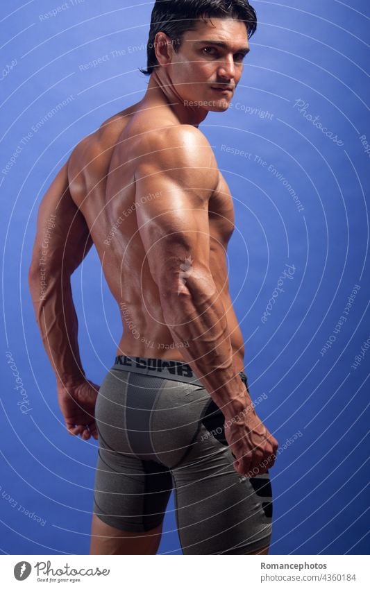 Der sexy Mann zeigt seinen muskulösen Körper. gutaussehend flott debonair Begierde wünschenswert Stück Typ männlich Bursche Kerl Sülze Bodybuilder Bodybuilding