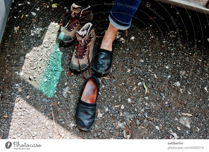 Normale Schuhe aus, Wanderschuhe an bekleidung wandern wanderung vorbereitung anziehen umziehen garderobe erde boden fußboden fußbekleidung umkleide wechsel