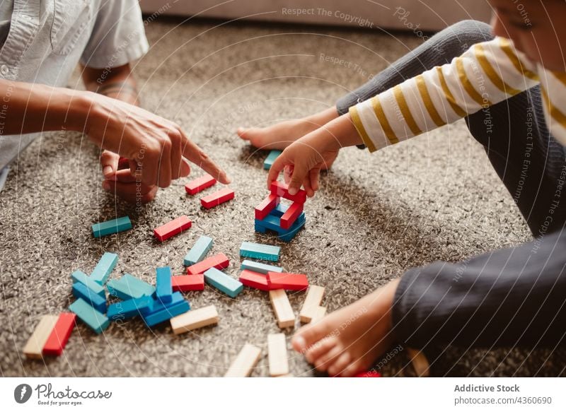 Anonymer Vater und Sohn spielen im Esszimmer mit Bauelementen Kind Klotz Baustein Zusammensein Spielzeug Junge Familie Mann Kindheit Konstruktion Bildung