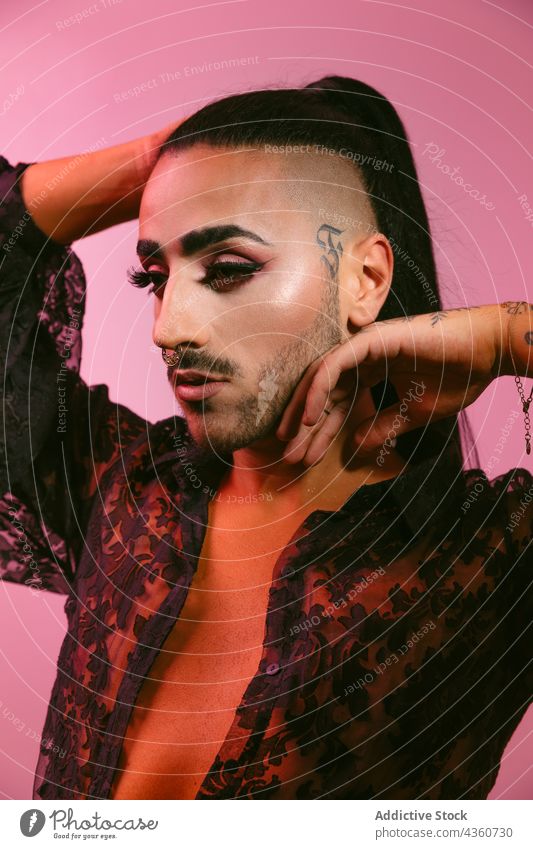 Stilvolle Transgender-Frau posiert im Studio Porträt Mann Transvestit lgbt männlich glamourös bärtig Mode transsexuell Schminke lgbtq geschlossene Augen