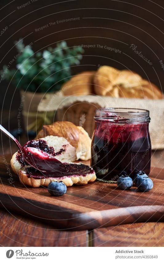 Croissants mit Heidelbeermarmelade auf einem Holztisch Marmelade Blaubeeren Frühstück Lebensmittel süß speisend passen Energie rustikal noch Früchte Dessert
