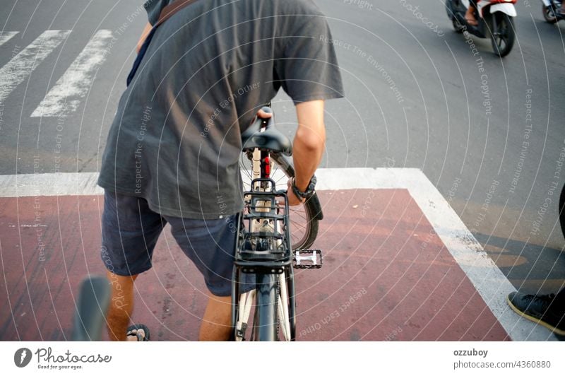 Radfahrer an der Ampel Person Fahrrad im Freien Straße Sport Fahrradfahren Aktivität Mitfahrgelegenheit Gesundheit Lifestyle Zyklus Seite Radfahren Übung