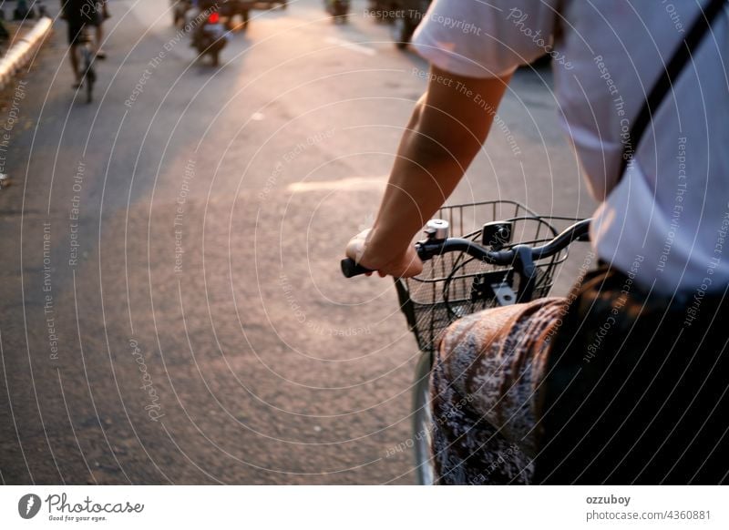 Radfahrer am Straßenrand Person Fahrrad im Freien Sport Fahrradfahren Aktivität Mitfahrgelegenheit Gesundheit Lifestyle Zyklus Seite Radfahren Übung trainiert.