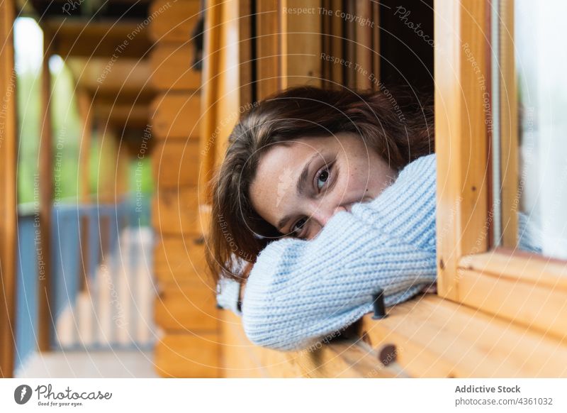 Gelassene Frau entspannt sich auf der Terrasse eines Hauses auf dem Lande Kälte Urlaub Fenster reisen Reisender Gelassenheit friedlich genießen Pyrenäen