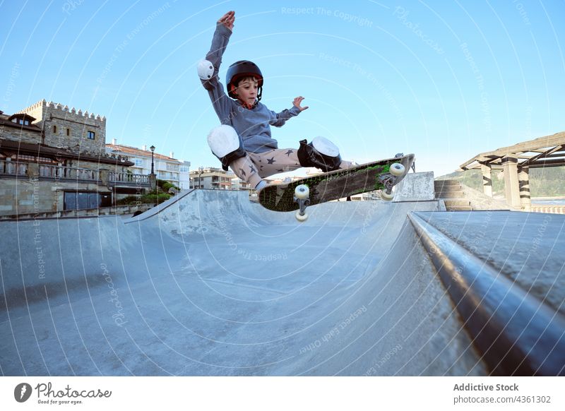 Jugendlicher Skater fährt auf einer Rampe im Skatepark Junge Skateboard Mitfahrgelegenheit Skateplatz Trick Teenager Stunt Seeküste extrem Aktivität