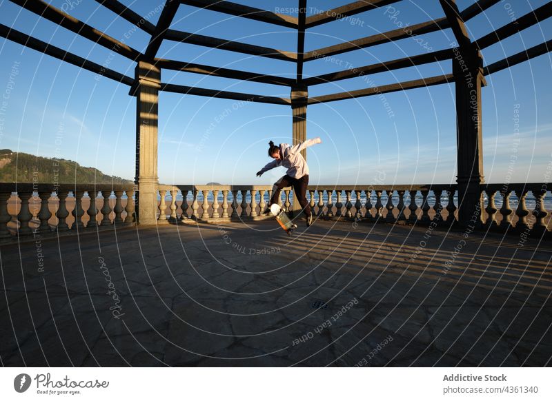 Mann zeigt Trick und Springen mit Skateboard springen Stunt aktiv Skater Schlittschuh ausführen Fähigkeit männlich Energie Aktivität Sport Bewegung Sommer Hobby