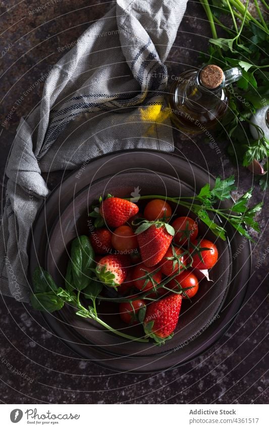 Rezept für Erdbeer-Gazpacho Erdbeeren Tomate kalt Suppe Lebensmittel rot Sommer Vegetarier frisch Ernährung Frucht Mahlzeit geschmackvoll roh Spanisch