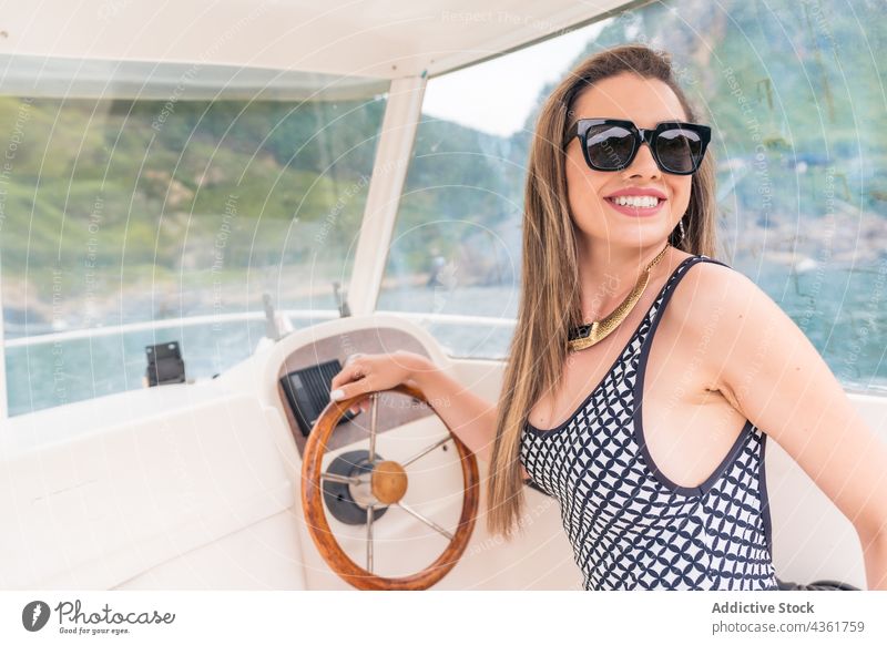 Seitenansicht eines jungen Mädchens am Steuer einer Jacht Frau Urlaub Sommer Reichtum Boot MEER Person Glück attraktiv Wasser Schiff Segelboot reisen fahren