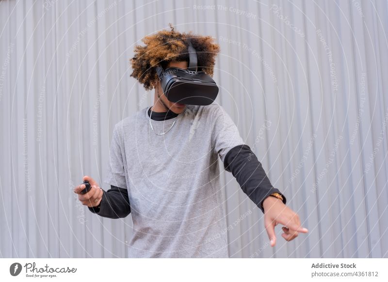 Ein aufgeregter schwarzer Mann erlebt die virtuelle Realität in einem VR-Headset interagieren spielen Videospiel Brille Erfahrung unterhalten Schutzbrille