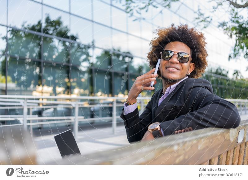 Inhalt schwarzer Geschäftsmann beim Telefonieren mit Smartphone in der Stadt Telefonanruf formal Unternehmer Arbeit männlich ethnisch reden Afroamerikaner