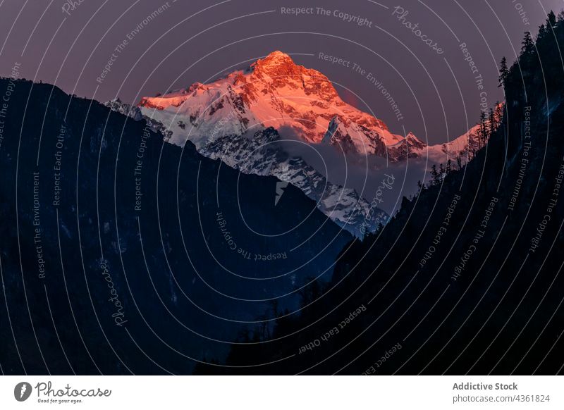Schneebedeckte Berge im Abendlicht des Sonnenuntergangs Berge u. Gebirge Hochland sonnenbeschienen Landschaft Winter Dämmerung Himalaya Nepal Felsen felsig